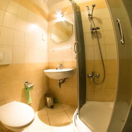 普茨布陇亚克酒店 *